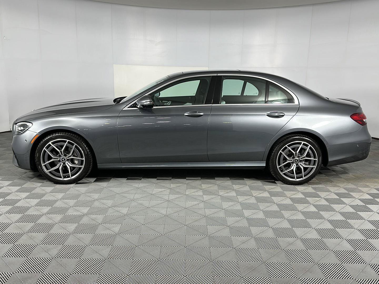 Used 2023 Mercedes-Benz E 450 4MATIC Sedan image 5