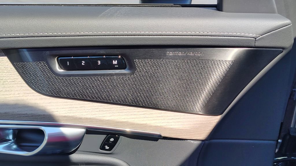 New 2026 Volvo XC90 B6 Plus w/ Protection Package Premier image 9