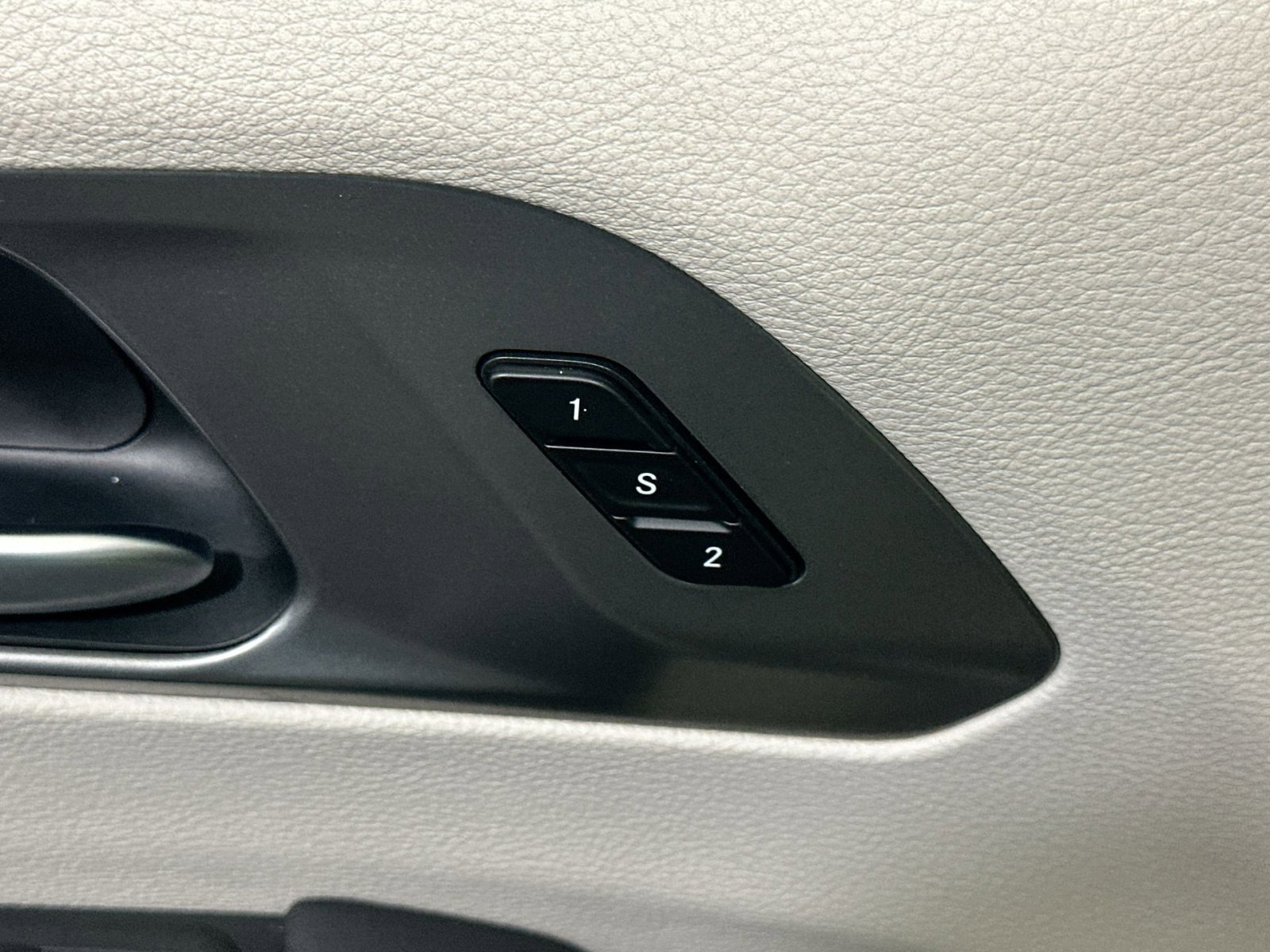 Used 2023 Chrysler Pacifica Touring-L image 17