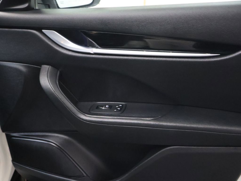Used 2020 Maserati Levante image 12