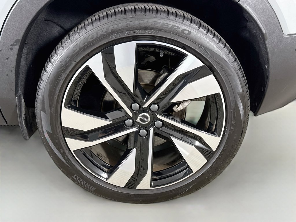 Used 2025 Volvo XC40 B5 Ultra AWD/4WD image 30