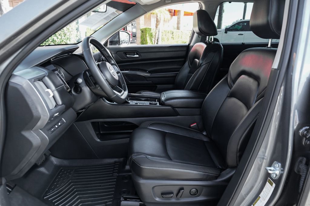 Used 2025 Nissan Pathfinder SL image 18