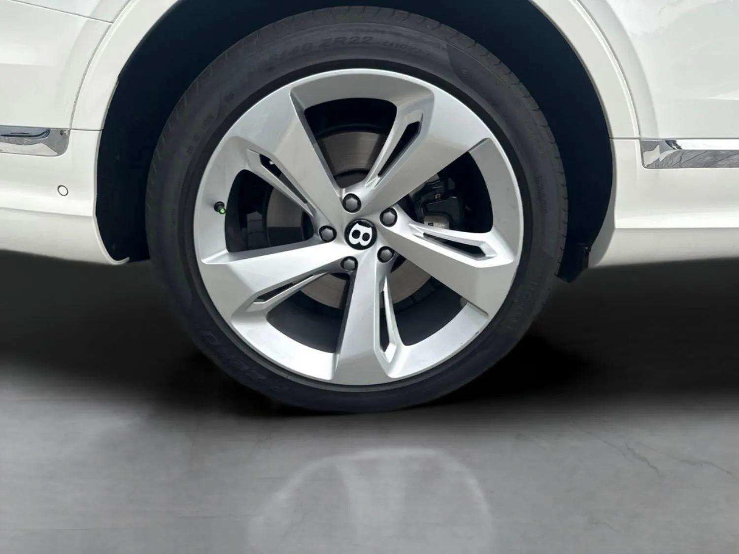 Certified 2025 Bentley Bentayga AWD/4WD image 37