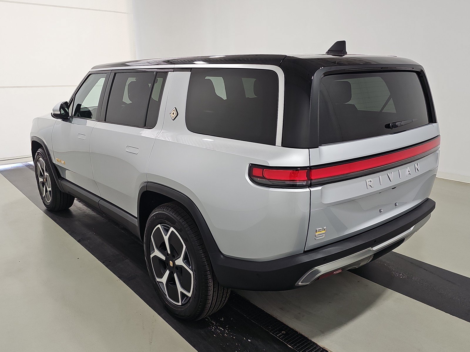 Used 2024 Rivian R1S Adventure AWD/4WD image 3