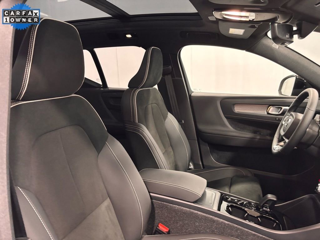Certified 2025 Volvo XC40 B5 Plus image 17
