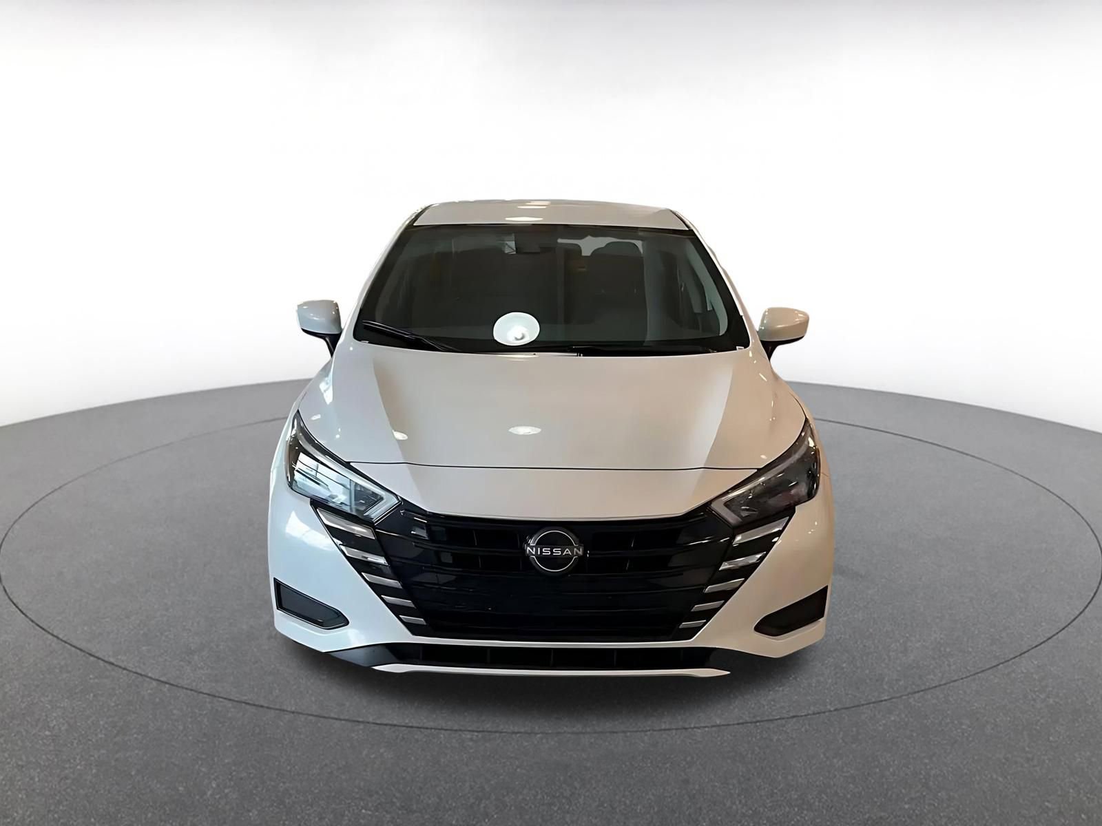 Used 2025 Nissan Versa SV image 4