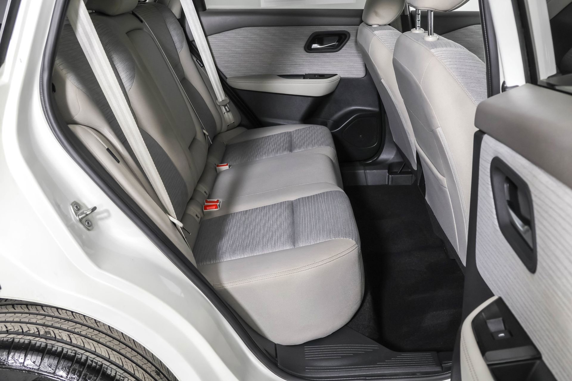 Used 2023 Nissan Rogue SV image 40