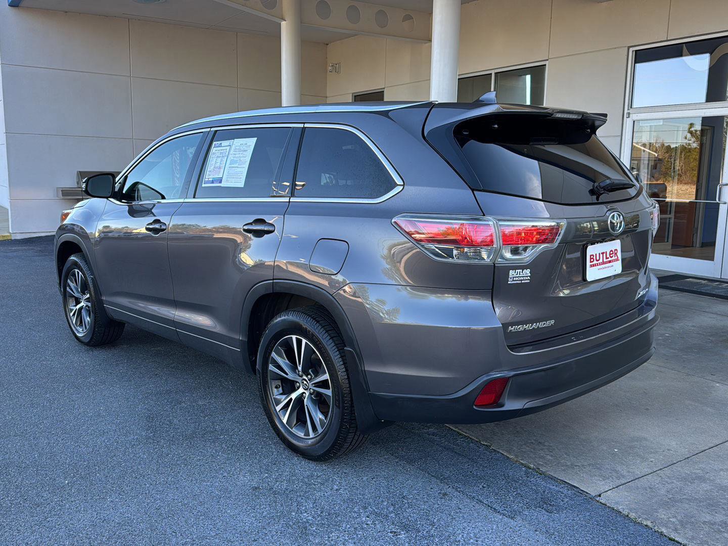Used 2016 Toyota Highlander XLE image 3