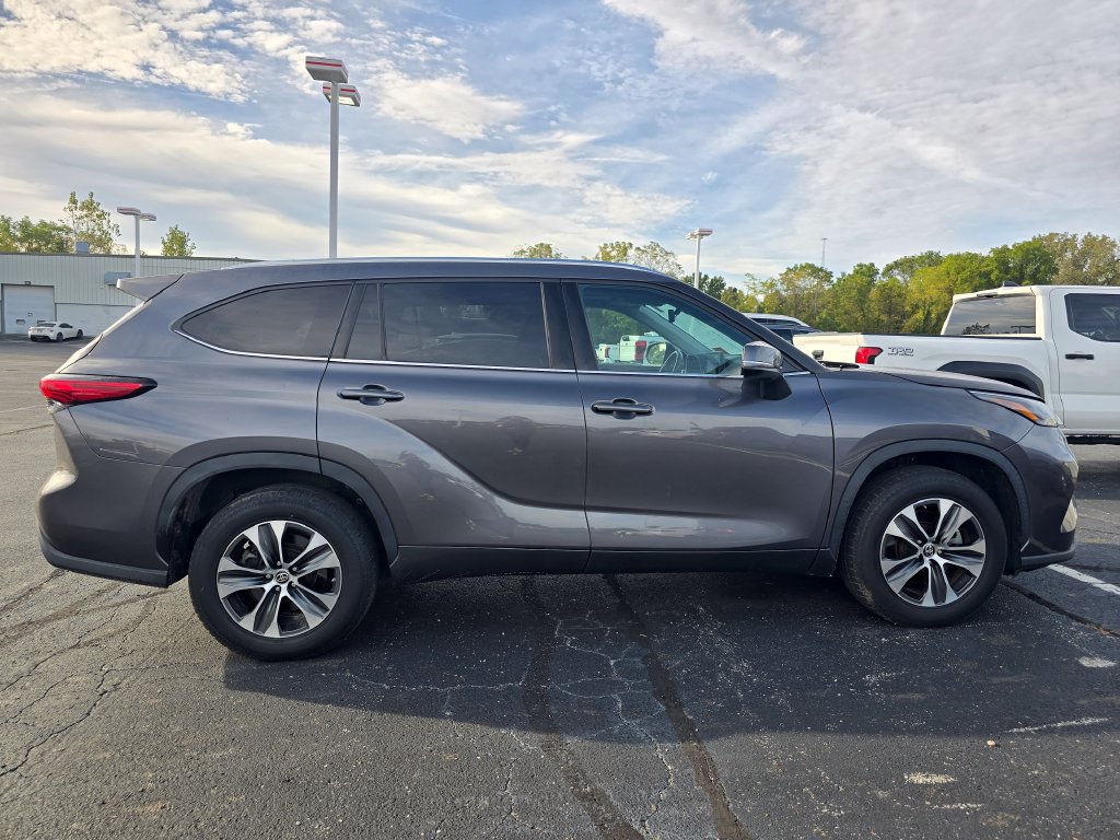 Used 2021 Toyota Highlander XLE FWD image 8