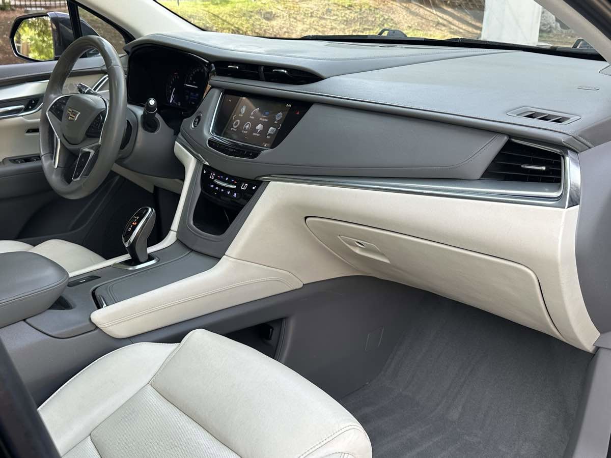 Used 2017 Cadillac XT5 Luxury w/ Driver Awareness Package image 21