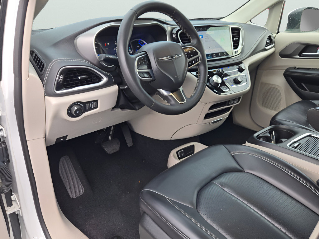 Used 2023 Chrysler Pacifica Touring-L FWD image 26