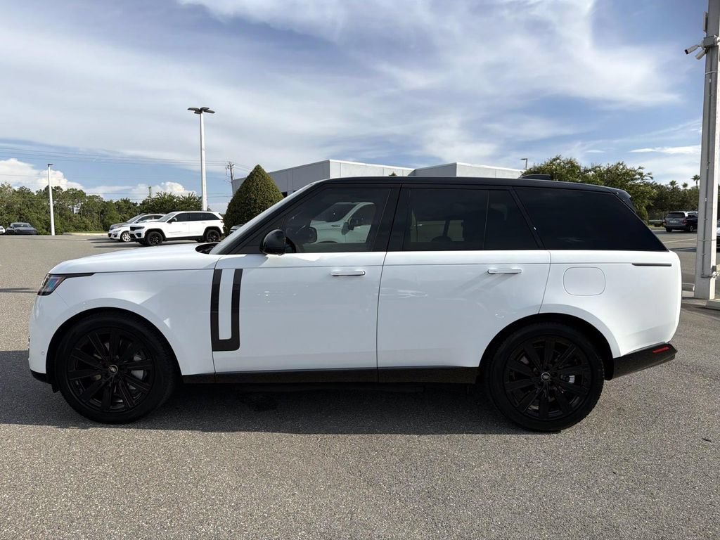 Used 2025 Land Rover Range Rover SE AWD/4WD image 2