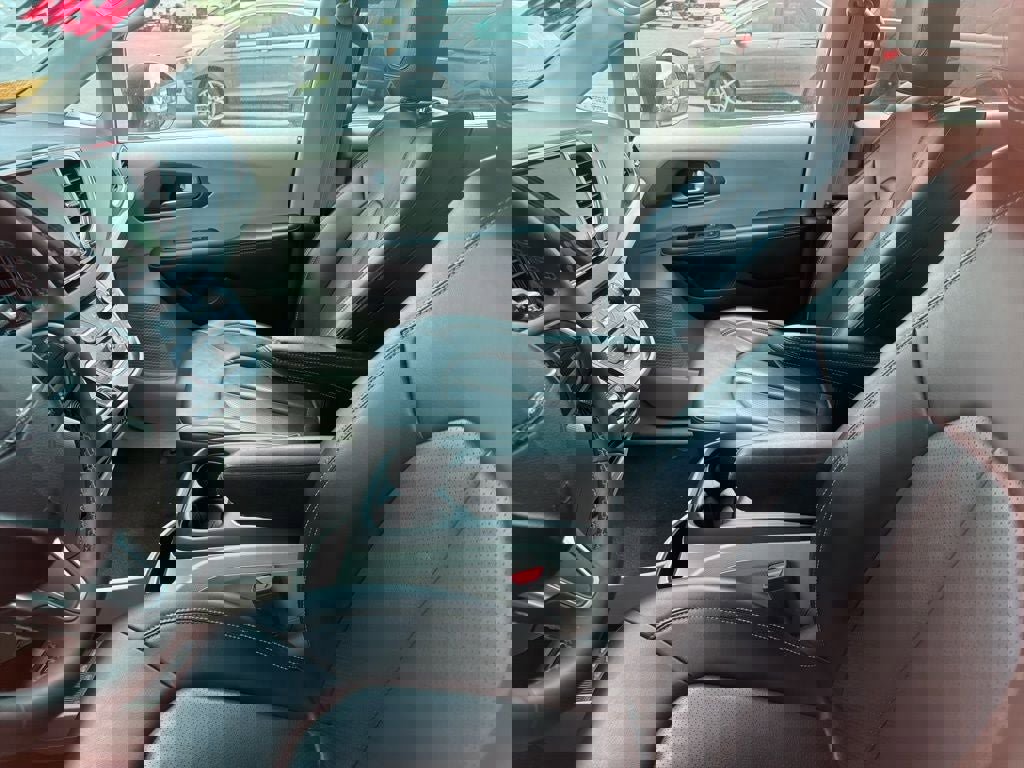 Used 2023 Chrysler Pacifica Touring-L image 2