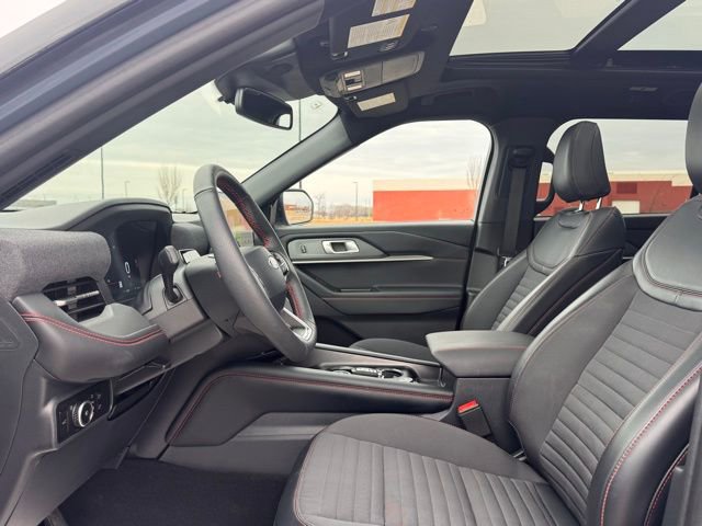 Used 2025 Ford Explorer ST-Line w/ ST-Line Street Pack image 7