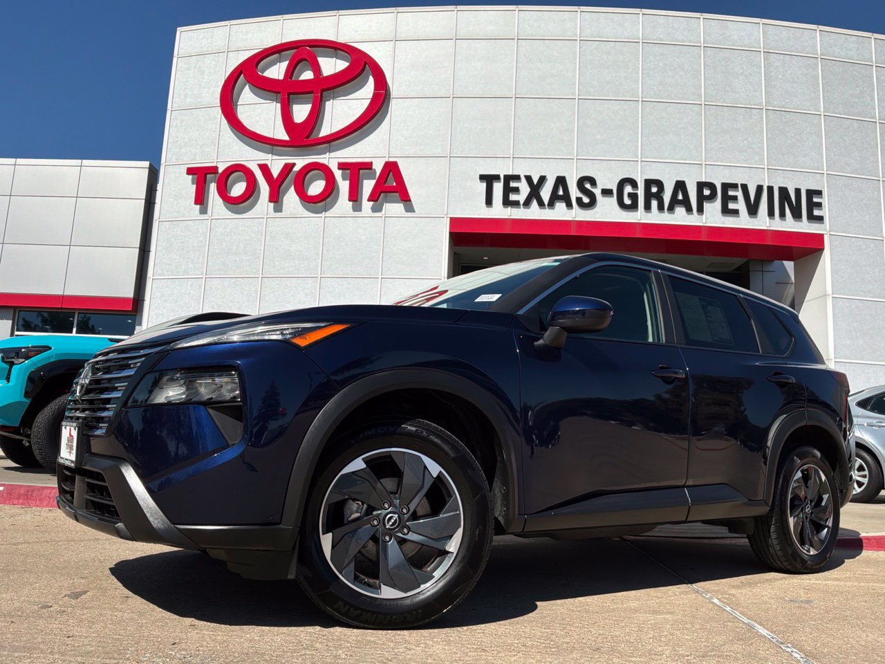 Used 2025 Nissan Rogue SV AWD/4WD image 2