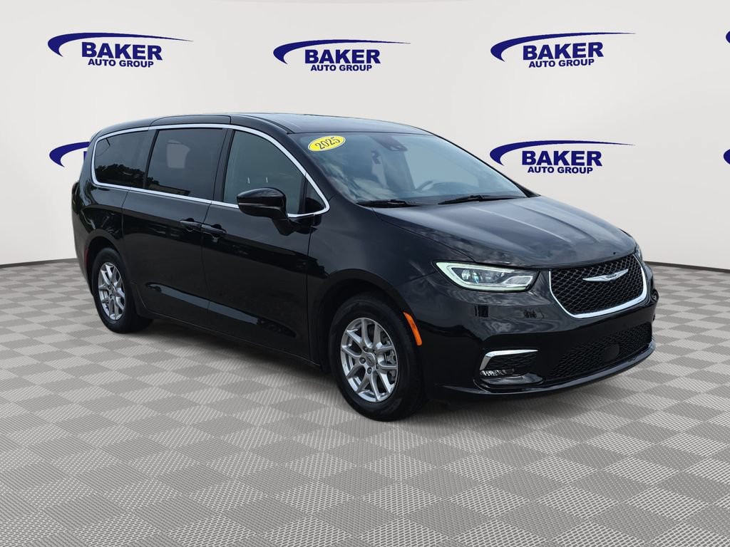 Used 2025 Chrysler Pacifica Select FWD image 3