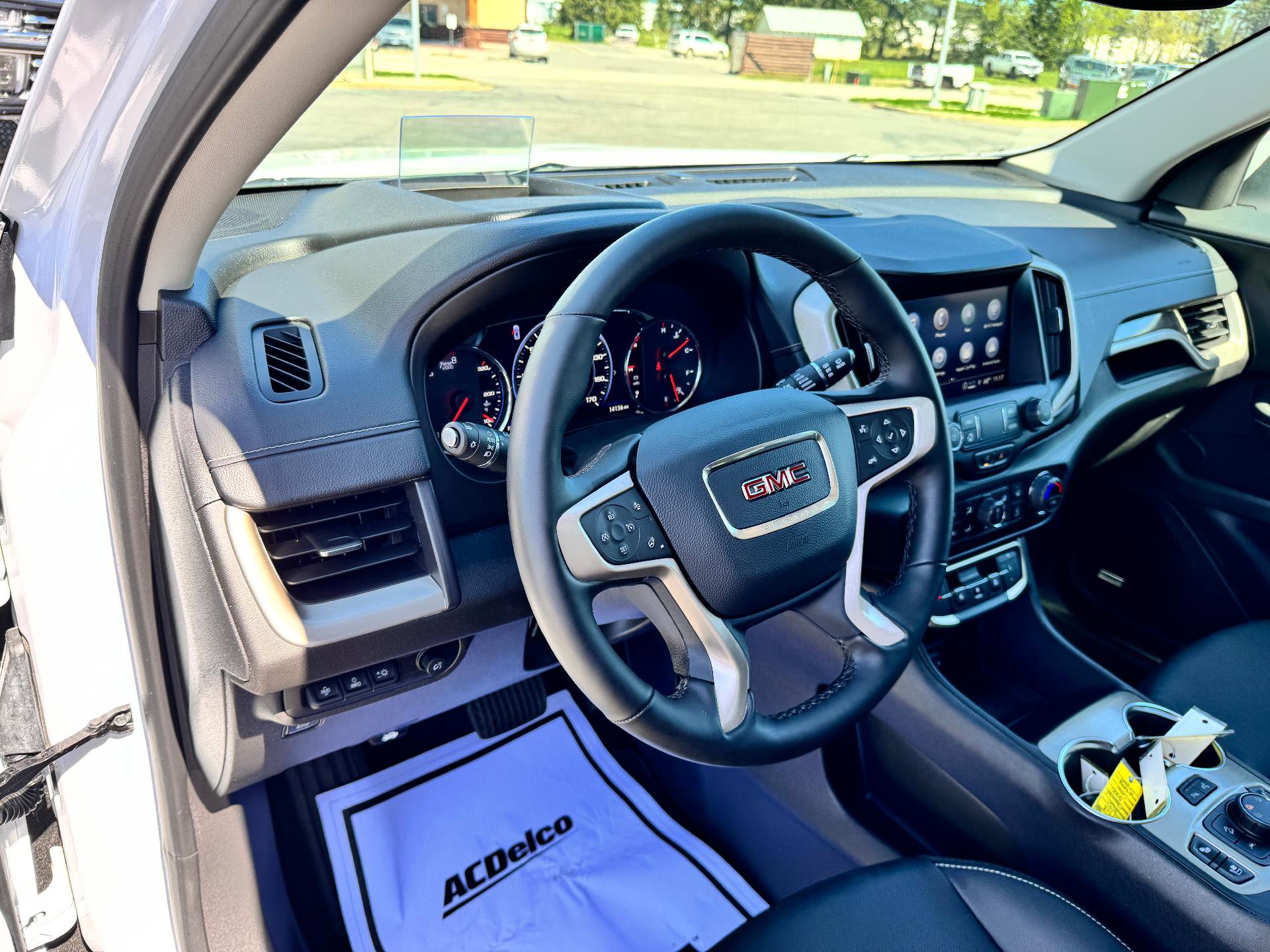 Used 2024 GMC Terrain Denali w/ Denali Premium Package AWD/4WD image 9