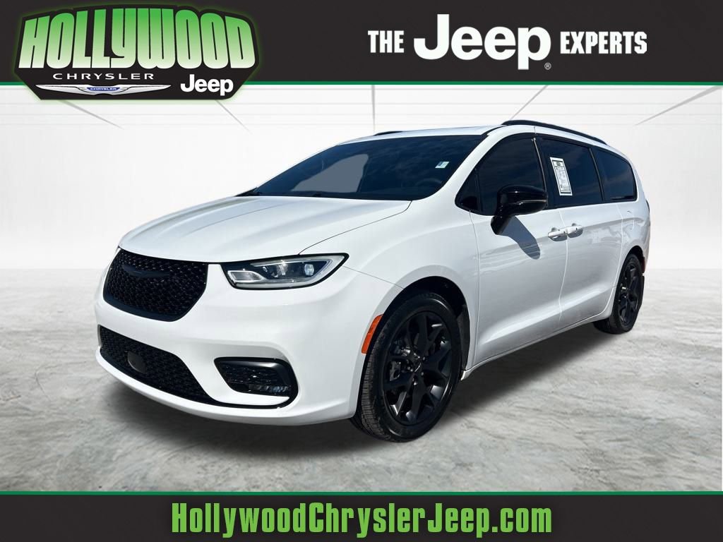 Used 2024 Chrysler Pacifica Limited w/ S Appearance Package image 1