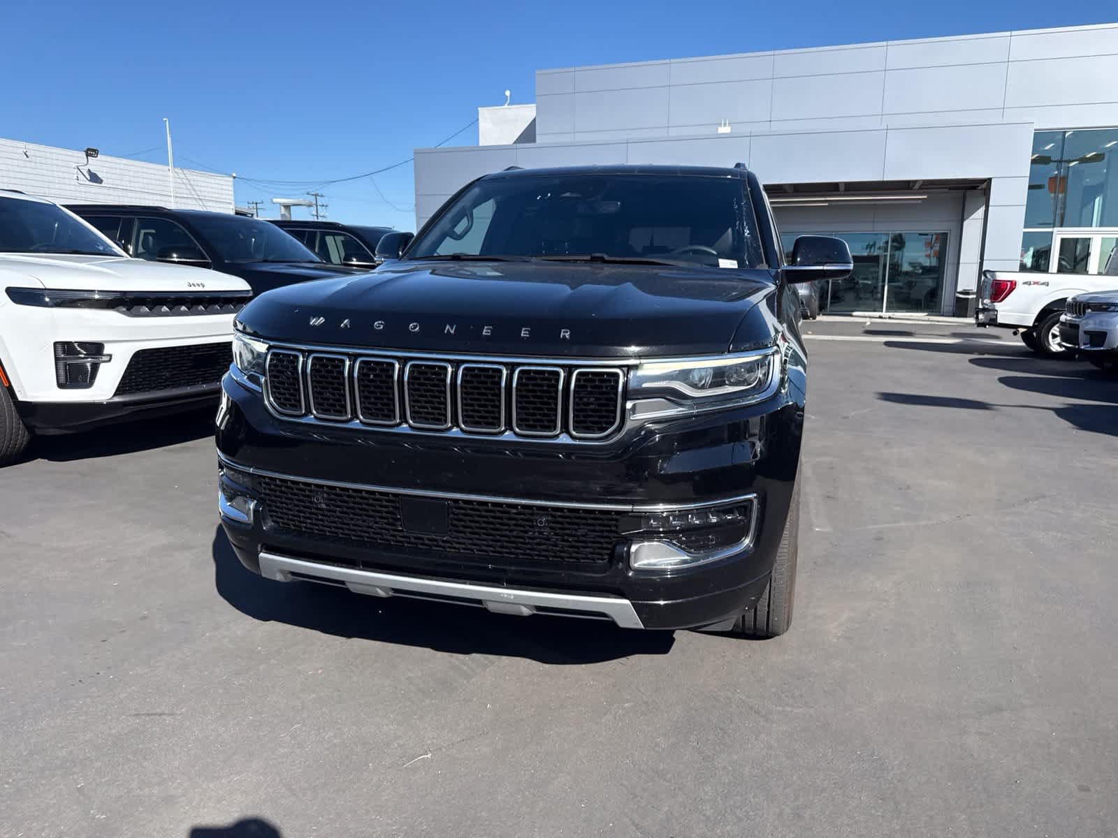 Used 2024 Jeep Wagoneer L Series II w/ Flexible Seating Group RWD image 2