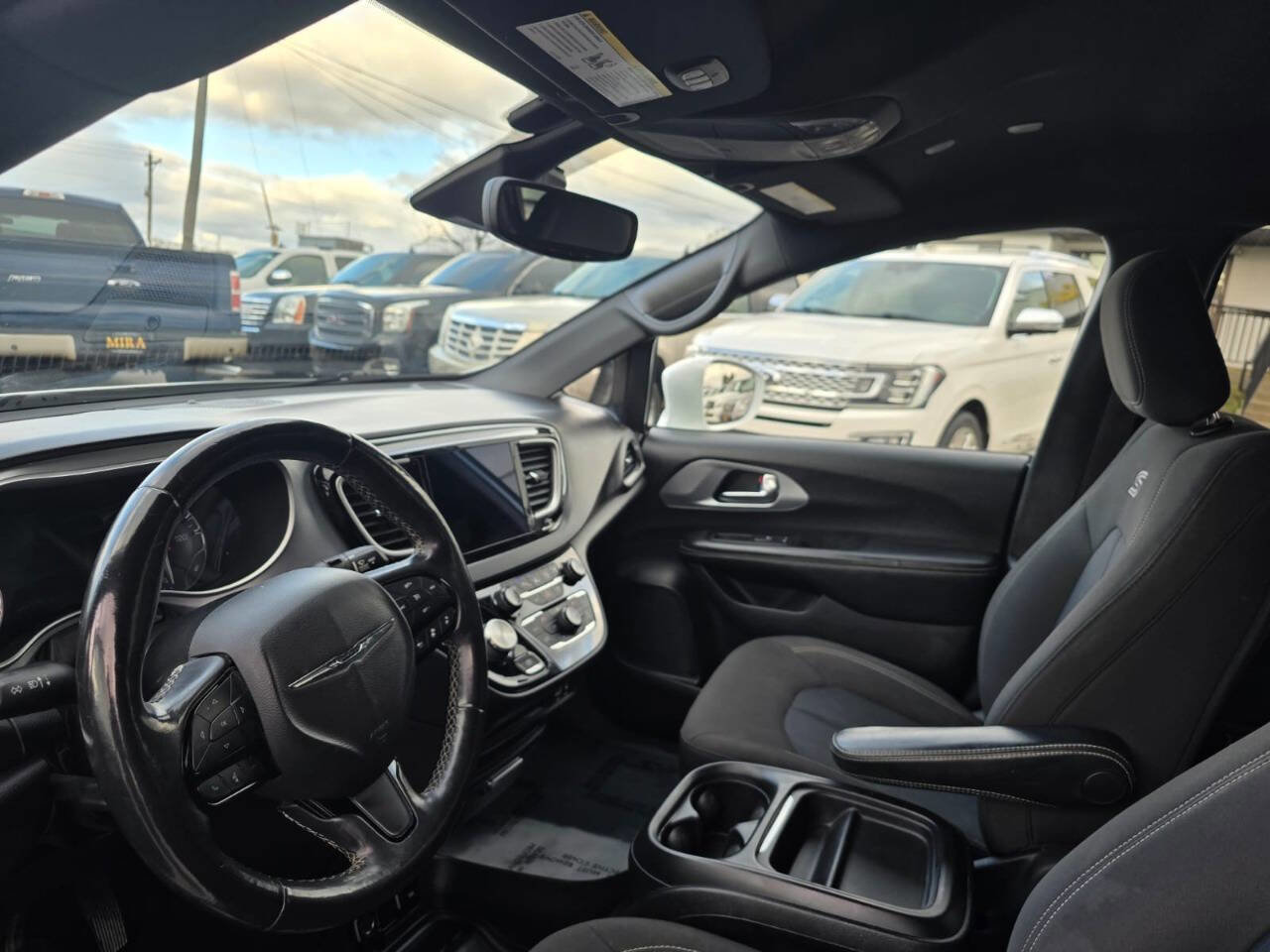Used 2020 Chrysler Pacifica Touring w/ Advanced Safetytec Group FWD image 19