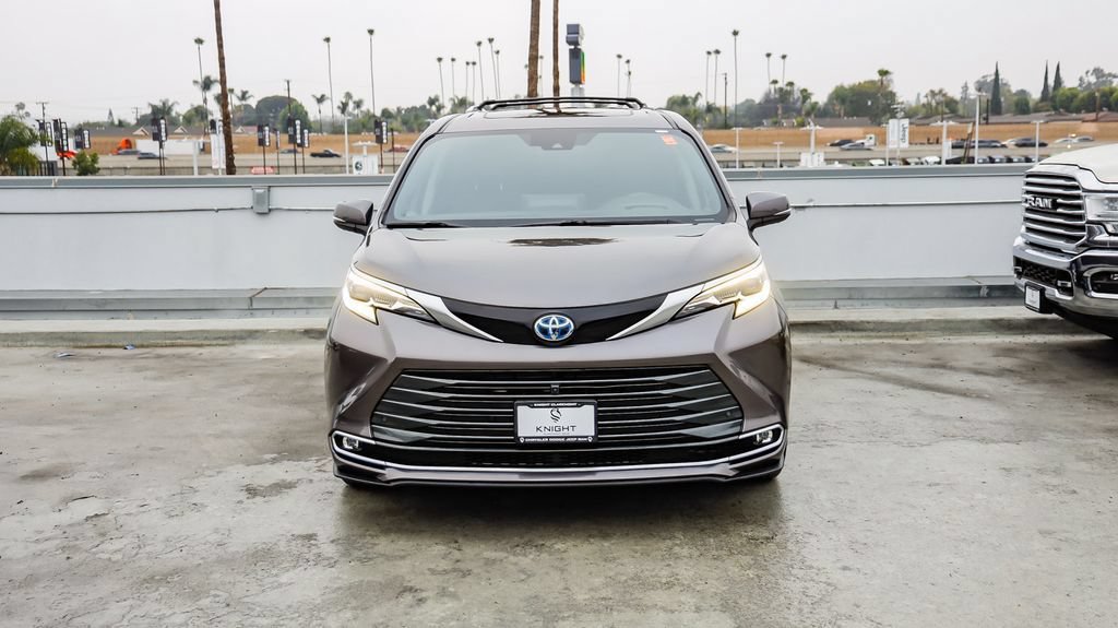 Used 2024 Toyota Sienna Platinum AWD/4WD image 3