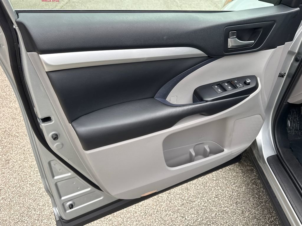Used 2019 Toyota Highlander XLE FWD image 10