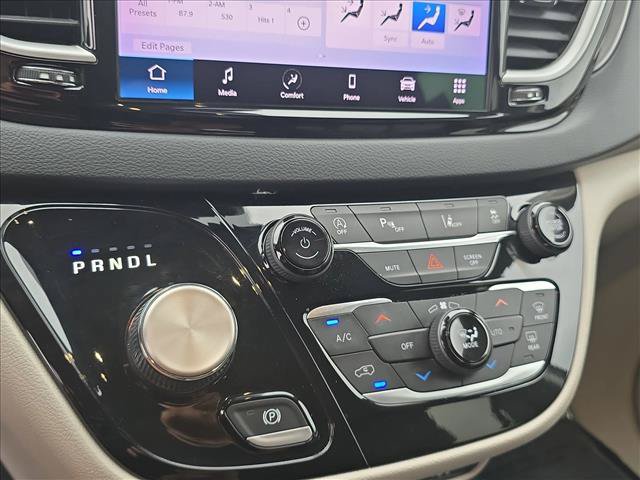 Used 2023 Chrysler Pacifica Touring-L FWD image 14