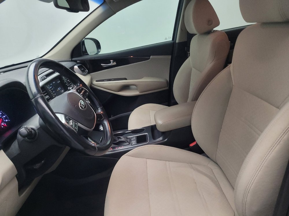Used 2019 Kia Sorento LX w/ LX Convenience Package image 17