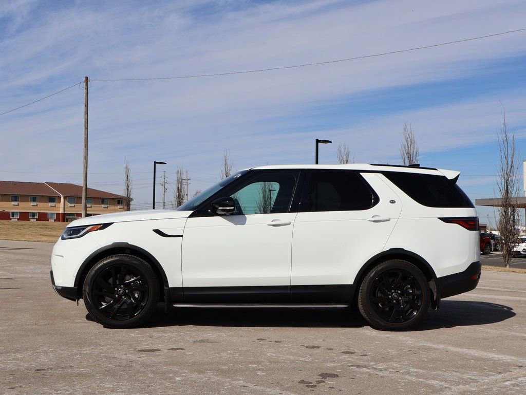 Used 2025 Land Rover Discovery S image 4