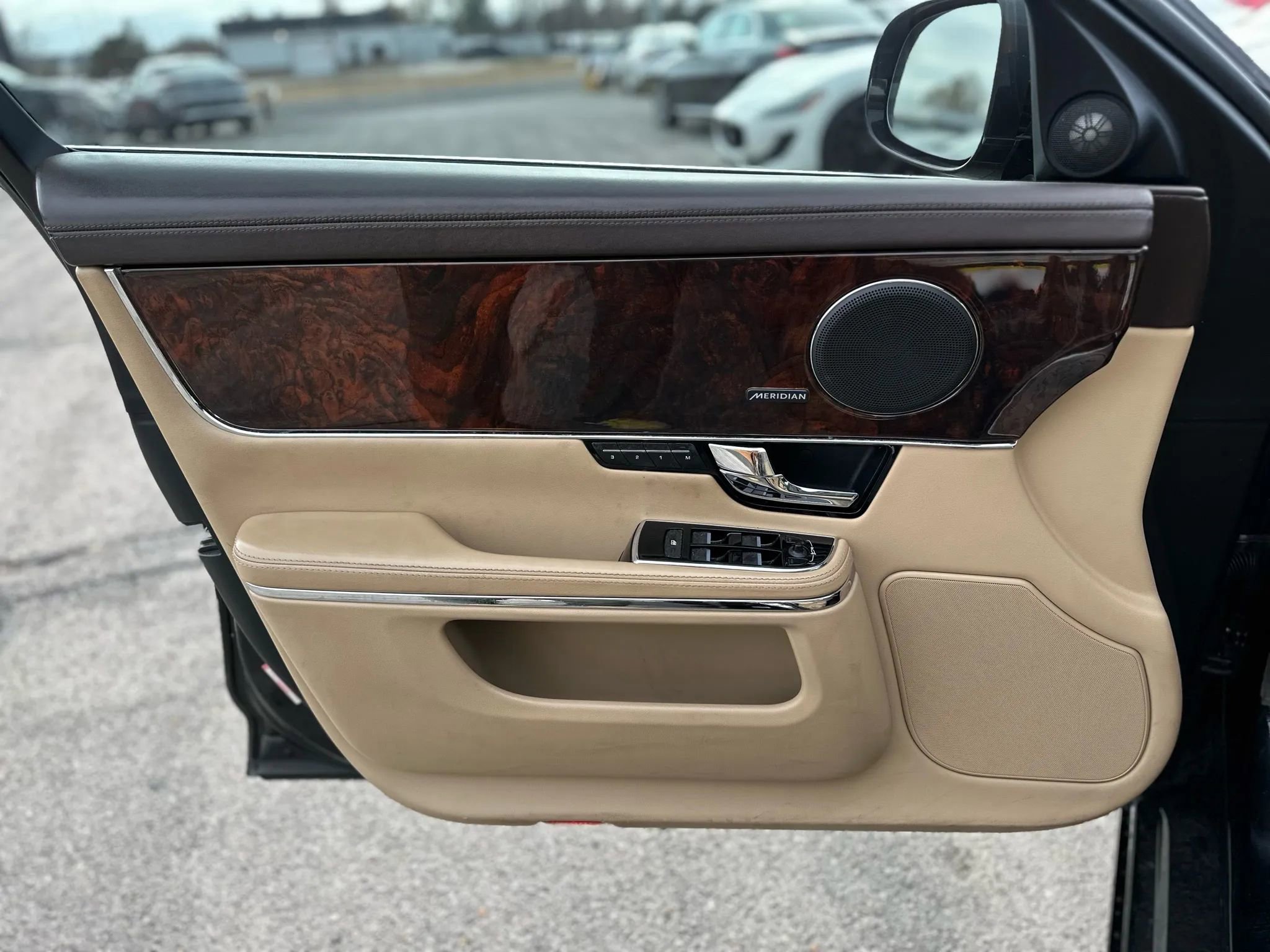 Used 2013 Jaguar XJ image 17