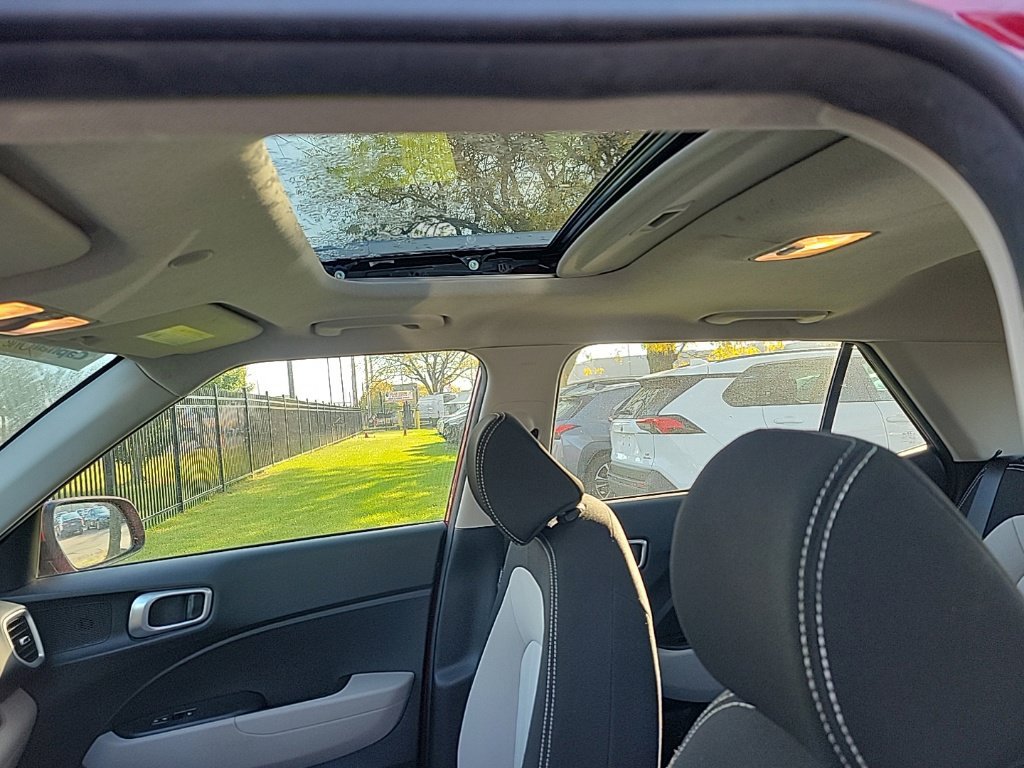 Used 2024 Hyundai Venue SEL FWD image 7