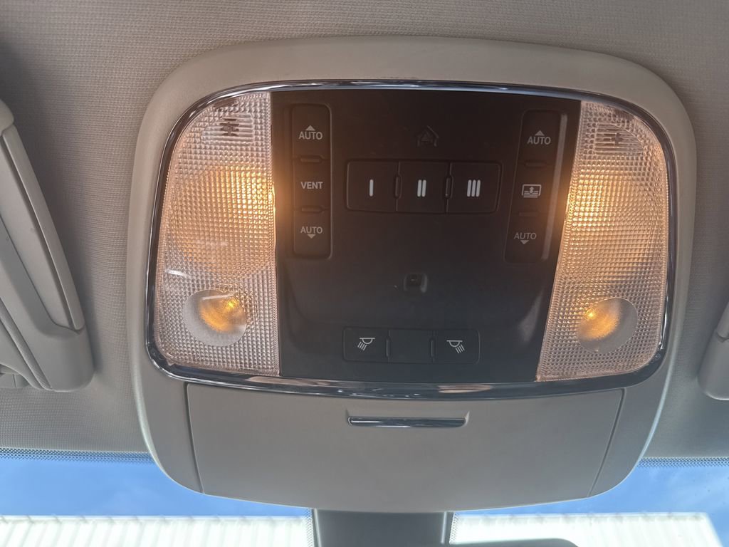 Used 2018 Chrysler 300 Touring L image 36