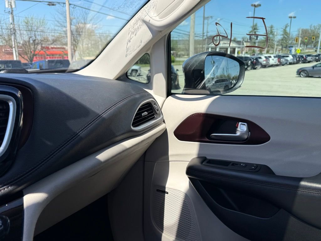 Used 2017 Chrysler Pacifica Limited image 21