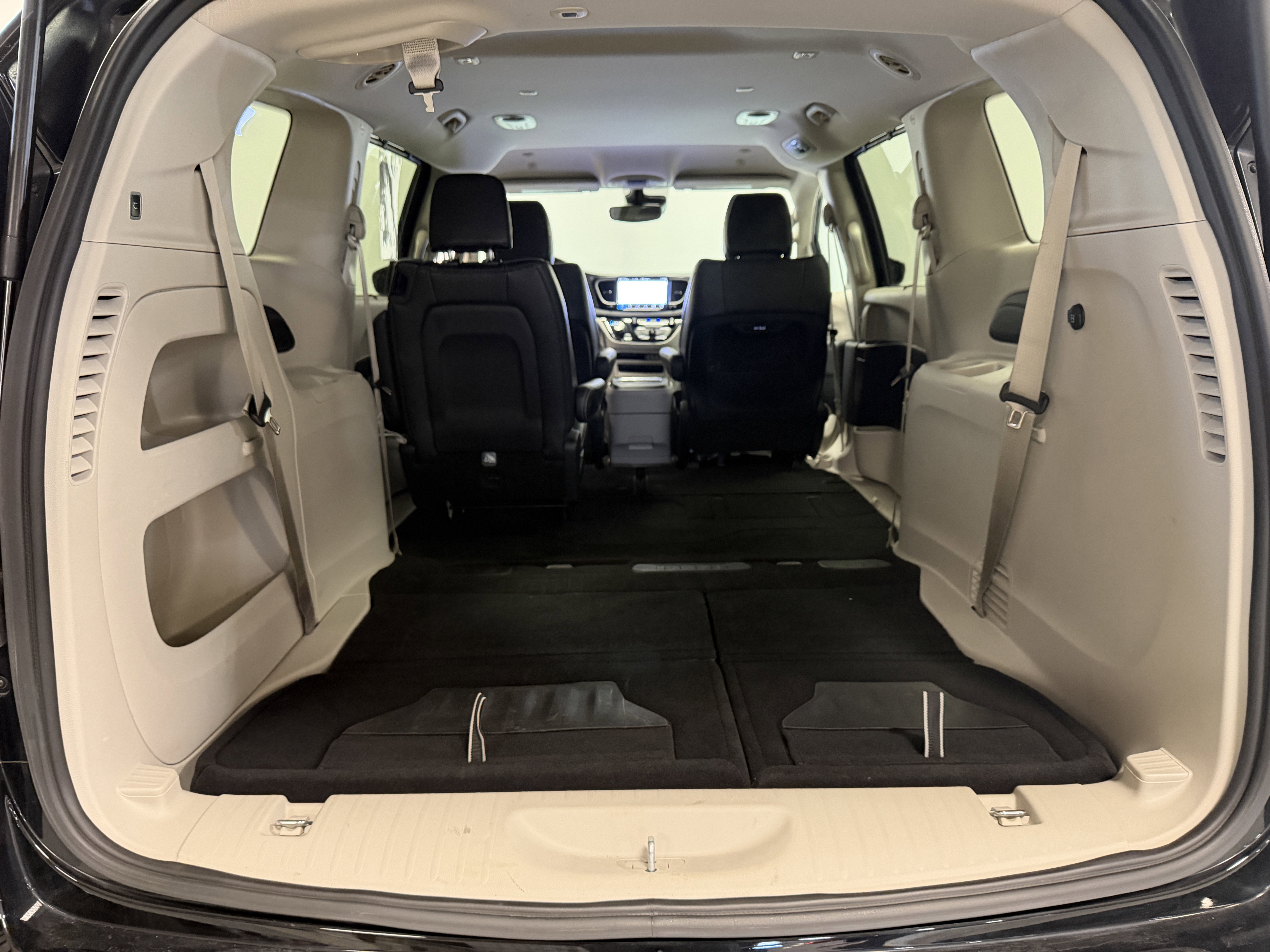 Used 2024 Chrysler Pacifica Touring-L image 28