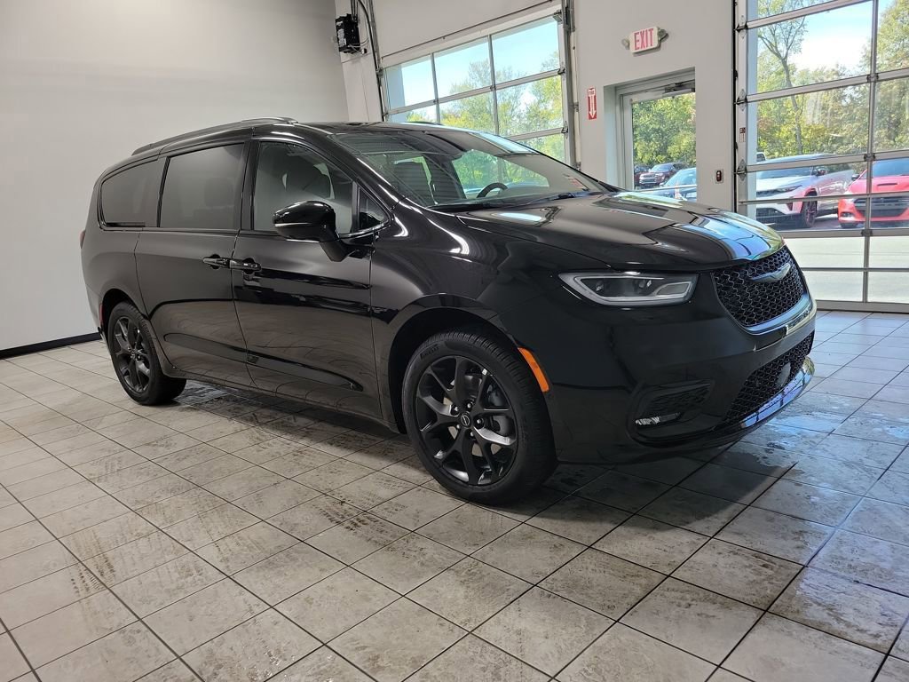 New 2026 Chrysler Pacifica Limited w/ S Appearance Package image 2
