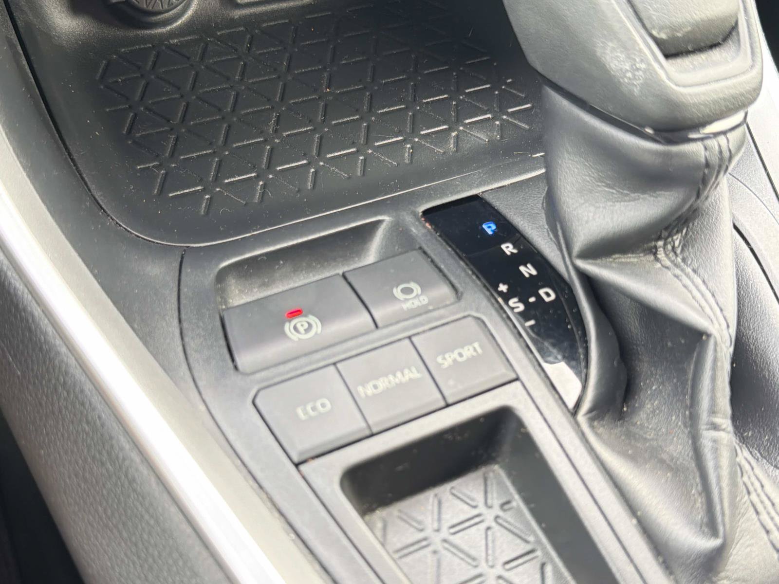 Used 2019 Toyota RAV4 LE w/ Carpet Mat Package FWD image 22