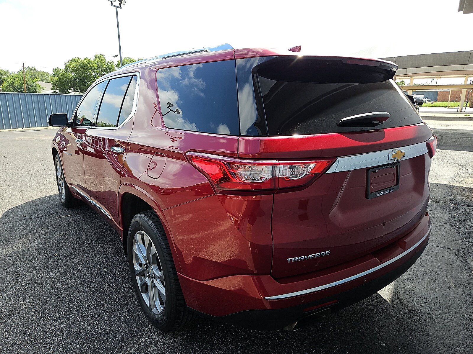 Used 2019 Chevrolet Traverse Premier w/ Driver Confidence II Package FWD image 3