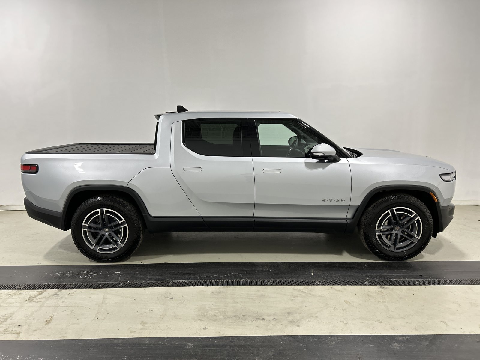 Used 2025 Rivian R1T Adventure Dual AWD/4WD image 6