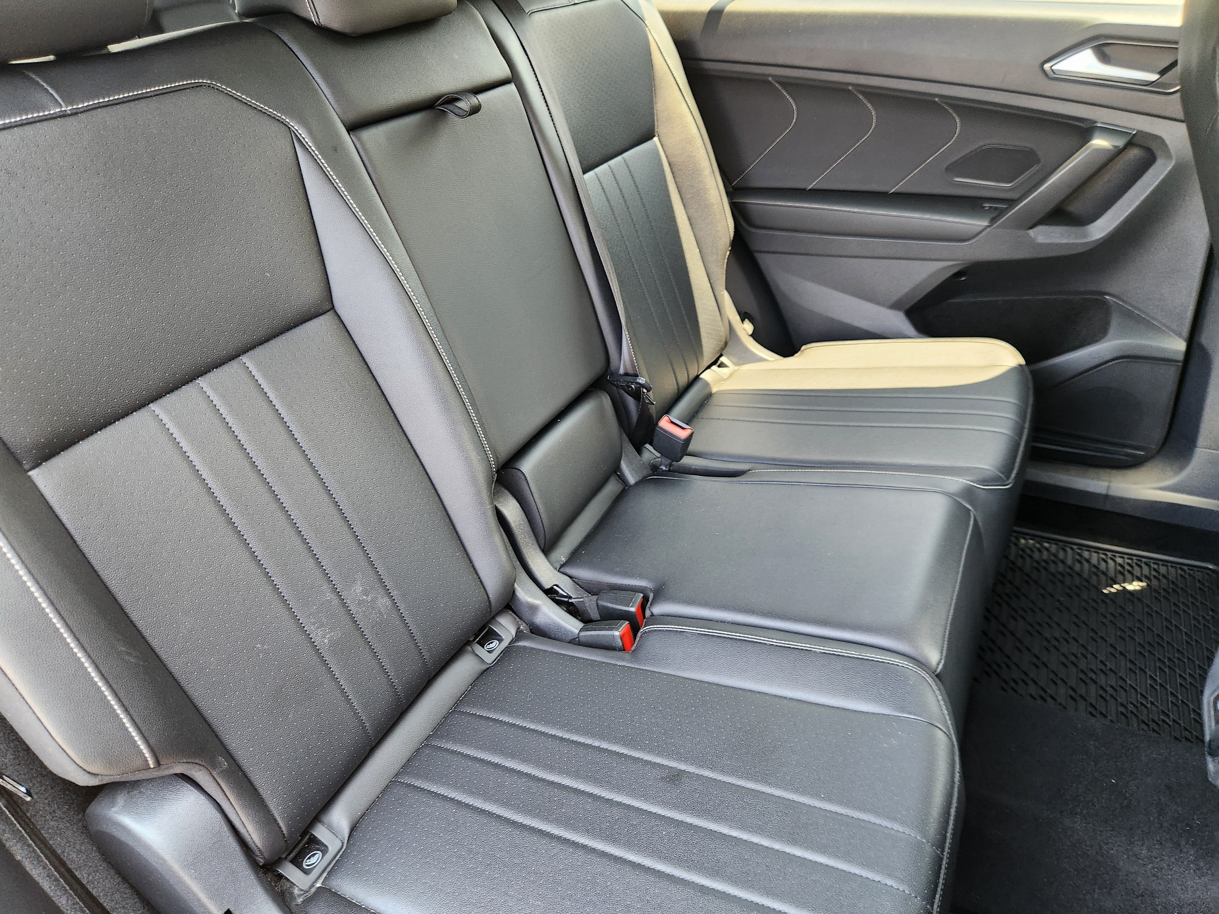 Certified 2022 Volkswagen Tiguan SE R-Line FWD image 17