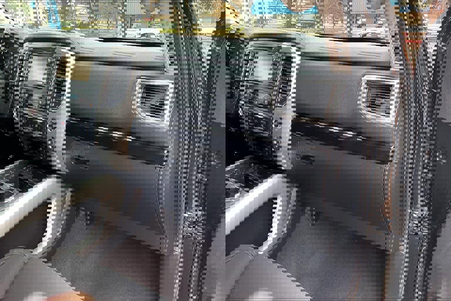 Used 2017 Nissan Titan SV image 16