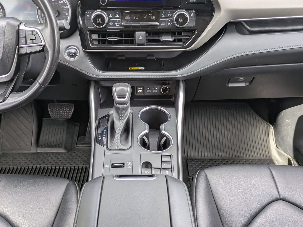 Used 2023 Toyota Highlander XLE FWD image 19