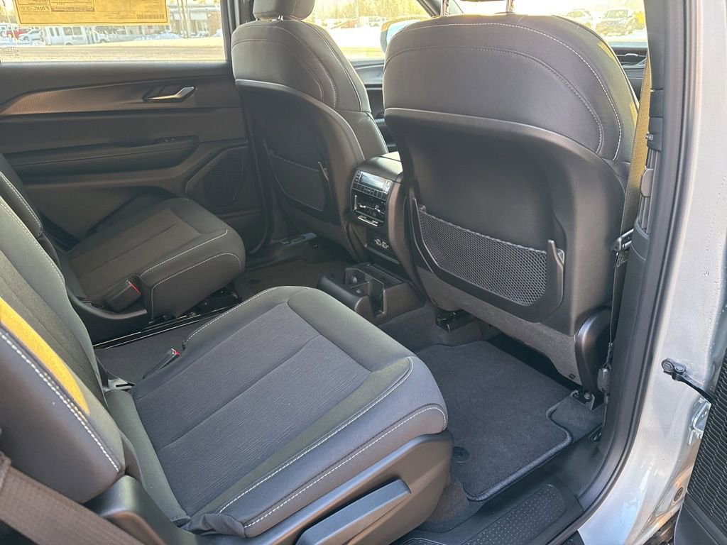 New 2025 Jeep Grand Cherokee L Laredo image 32