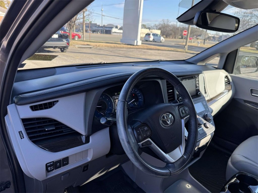 Used 2020 Toyota Sienna XLE image 18