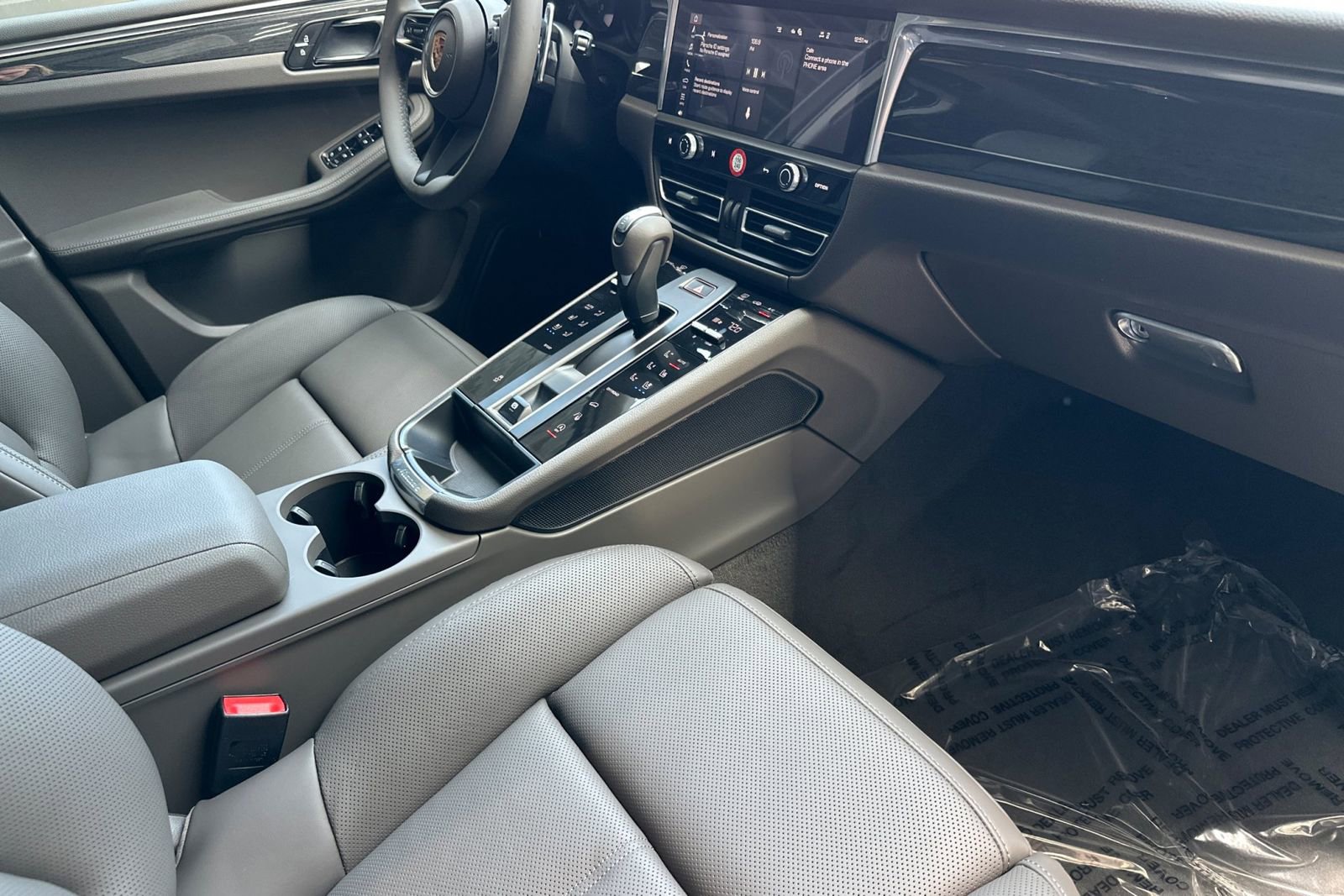 Certified 2025 Porsche Macan image 18