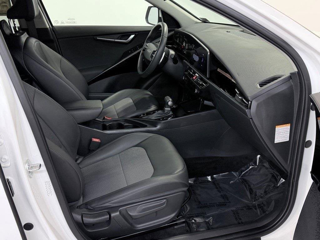Used 2023 Kia Niro EX image 9