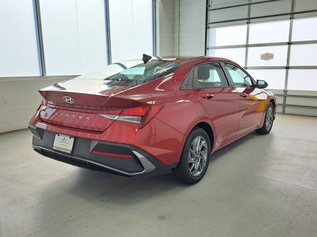 Used 2024 Hyundai Elantra SEL FWD image 5