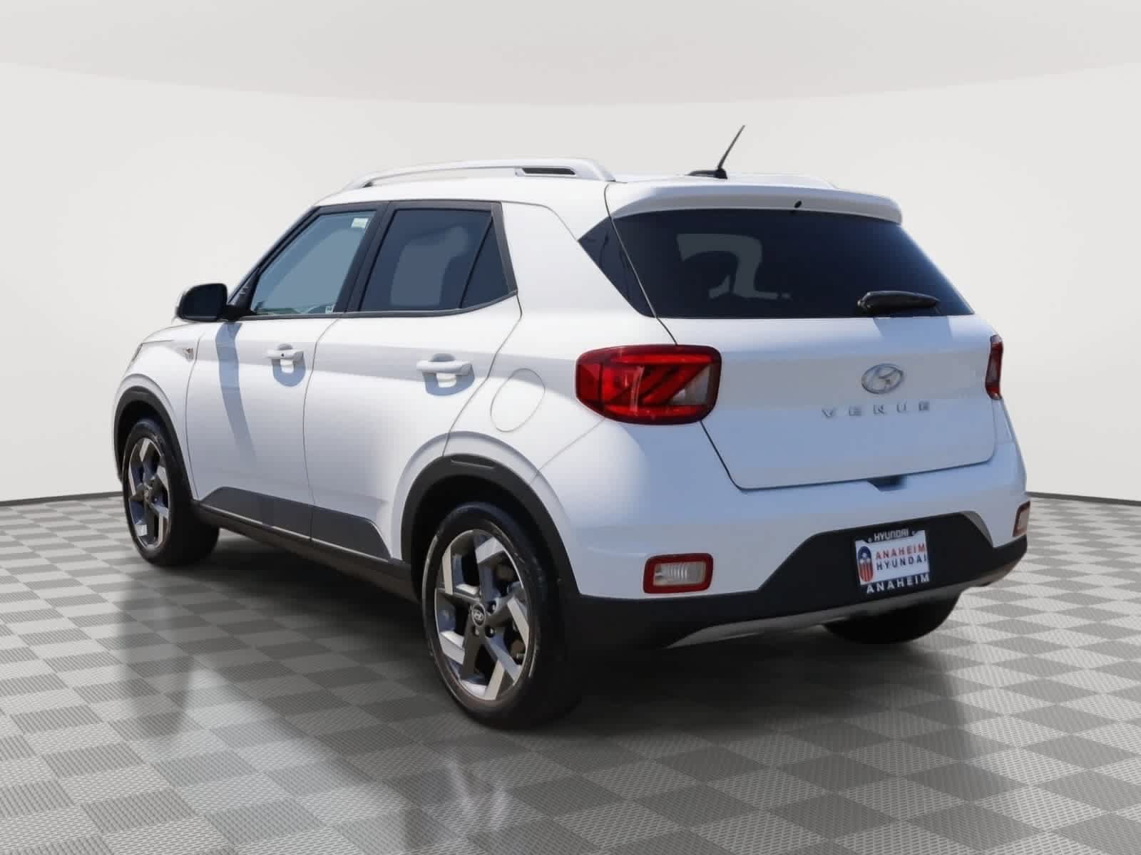 Used 2024 Hyundai Venue SEL FWD image 9