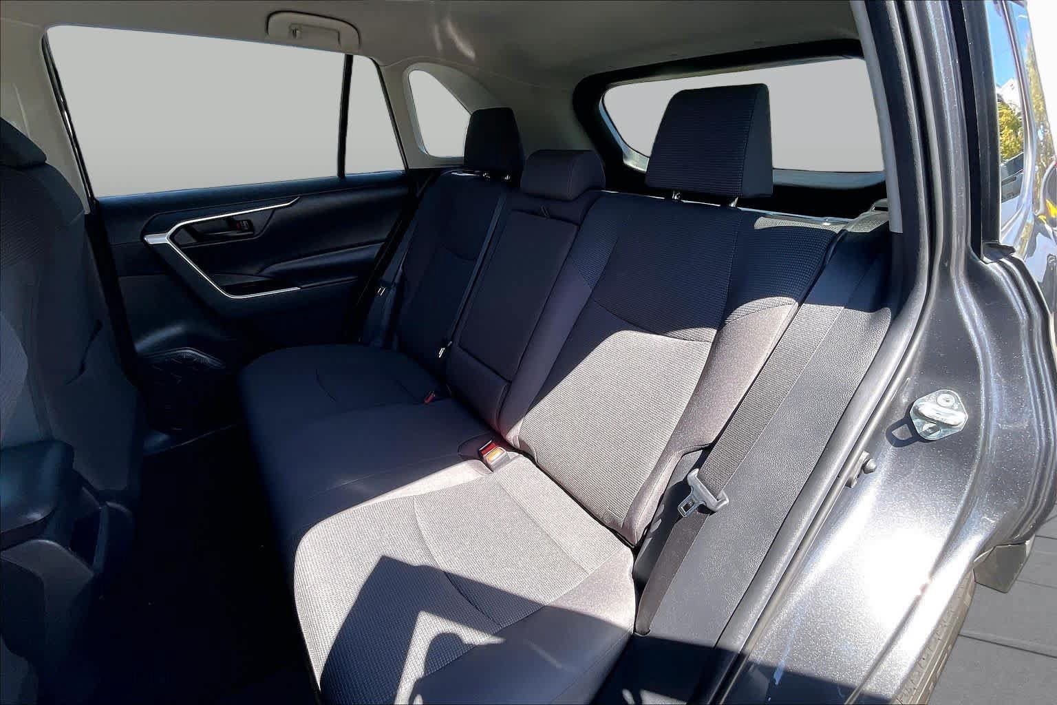 Used 2019 Toyota RAV4 LE w/ Carpet Mat Package FWD image 20