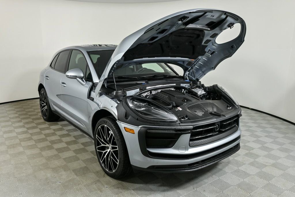 Certified 2025 Porsche Macan image 34