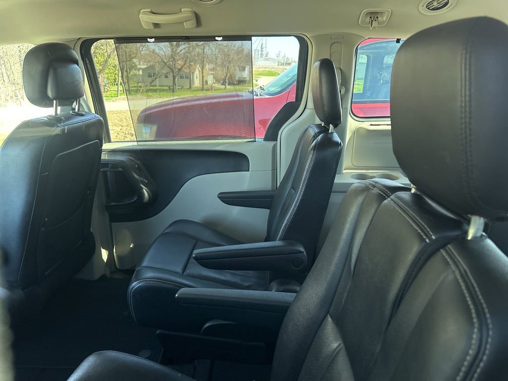 Used 2014 Chrysler Town & Country Touring-L w/ Driver Convenience Group FWD image 15